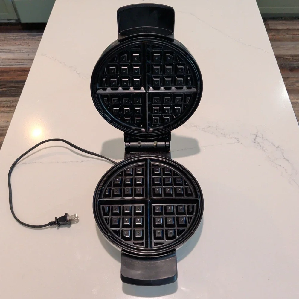 BLACK & DECKER Belgian Waffle Maker WMB500 Tested & working Silver & Black clean
